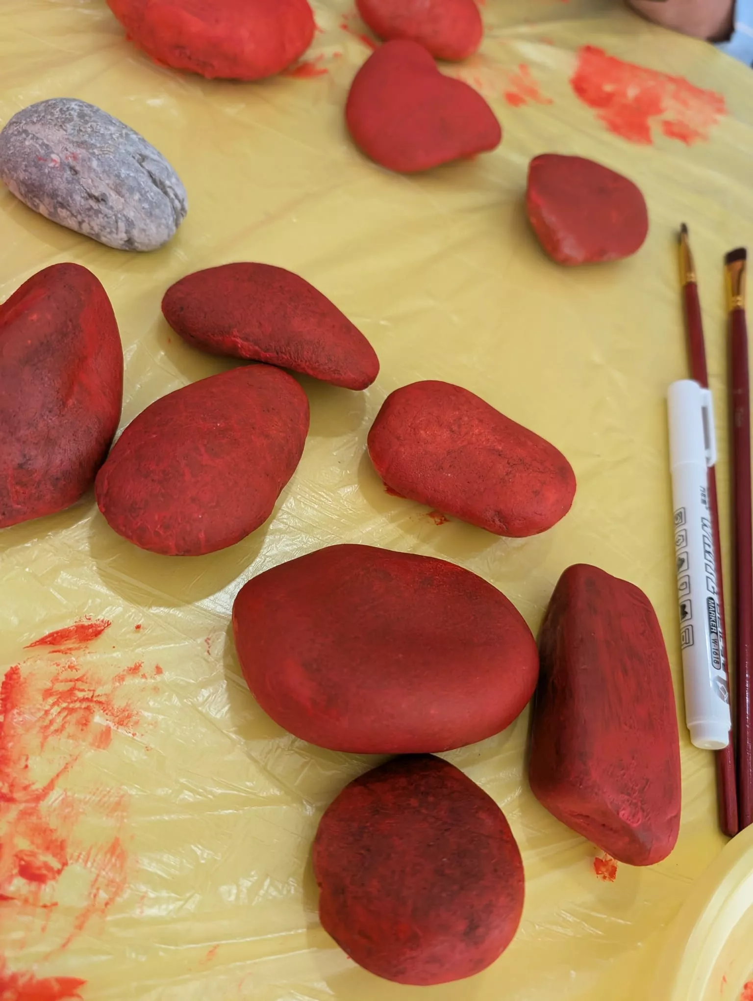 PIETRE ROSSE CONTRO LA VIOLENZA DI GENERE